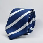 Gravata azul com risca branca
