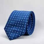 Gravata azul com pintas