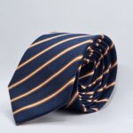 Gravata azul escura com risca laranja