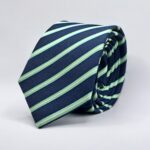 Gravata azul com risca verde